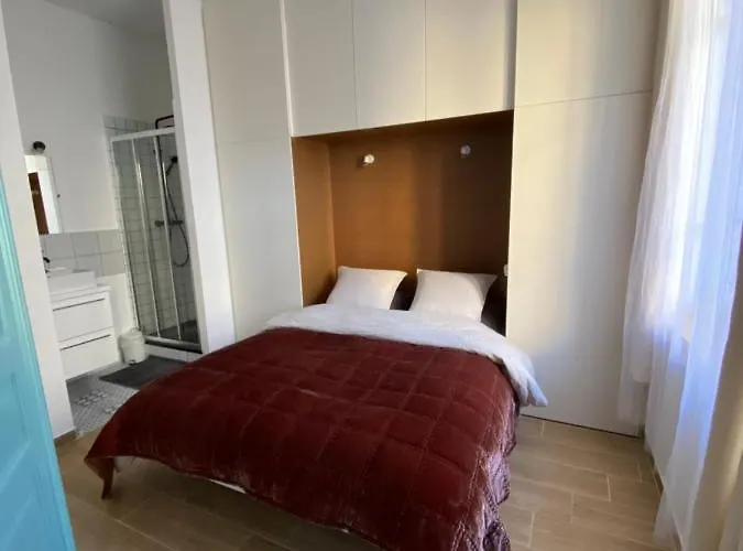 2 Pieces / Neuf - Centre - Place Miot / 1er Apartment